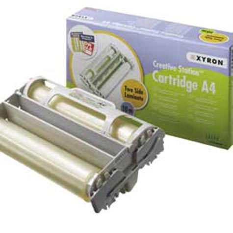 gbc 23463, PLASTIFICAZIONE+ADESIVIZZAZIONE PERMANETE. 234630 bobina plastificazione da un lato, adesivo permanente dall'altro in cartucce Xyron 7.5 mt. Per Stazione creativa, Xyron 900, Easy laminator. Ex codice Esselte 234630, marchio XYRON.