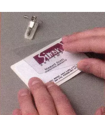 legatoria BustinaAutoplastificante conPinzettaAutoadesiva, 66x100mm  TRASPARENTE, autoplastificante a freddo, per tesserini 56x90mm. Completi di molletta e spilla per appensione autoadesiva. leg959, leg1013.