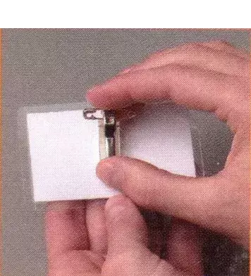 legatoria BustinaAutoplastificante conPinzettaAutoadesiva, 66x100mm  TRASPARENTE, autoplastificante a freddo, per tesserini 56x90mm. Completi di molletta e spilla per appensione autoadesiva. leg959, leg1013.