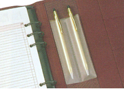 gbc Portapenne autoadesivo a doppia tasca permette di custodire in modo pratico strumenti di scrittura.