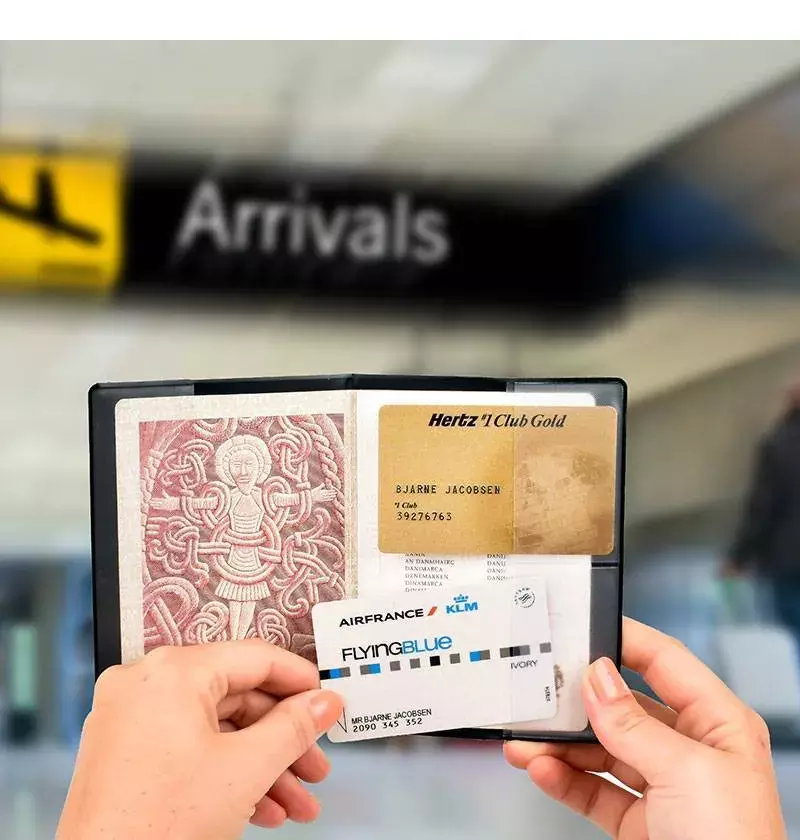 legatoria PortaPassaportoRFID-NFC +2creditCard 100x135mm Massima protezione contro il furto di dati tramite onde radio (RFID-NFC). Custodia di sicurezza per passaporto e 2 carte di credito. NERO. Dimensioni chiuso:100x135mm, aperto:135x197mm. Prodotto originale Tedesco. MADE IN GERMANY.