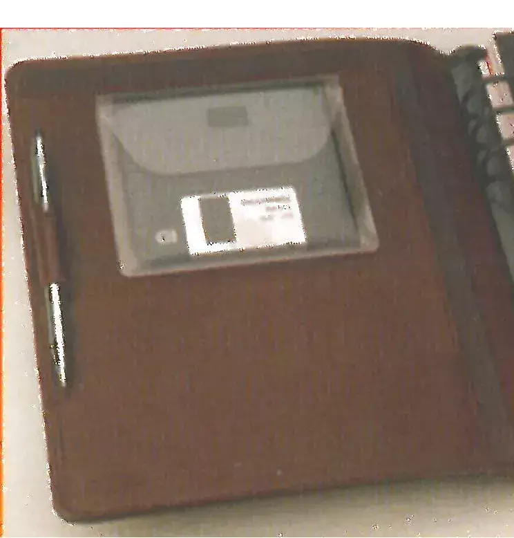 gbc BustaAutoadesivaAntistatica PerFloppyDisk, conPATTELLA 100x108mm TRASPARENTE. Con flap e bollino adesivo di chiusura. I Data Disk Pocket da 3,5 consentono di aggiungere dischetti in raccoglitori, su istruzioni duso e offerte commerciali. Prodotto originale danese. MADE IN DENMARK..