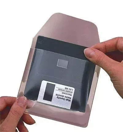 gbc BustaAutoadesivaAntistatica PerFloppyDisk, conPATTELLA 100x108mm TRASPARENTE. Con flap e bollino adesivo di chiusura. I Data Disk Pocket da 3,5 consentono di aggiungere dischetti in raccoglitori, su istruzioni duso e offerte commerciali. Prodotto originale danese. MADE IN DENMARK..