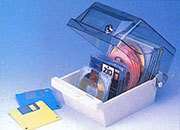 gbc Multimedia CD Storage Box. Porta CD-DVD Pu contenere al massimo 46 cd, 9 cd con custodia rigida, 6 CD Zip o 10 floppy disk. Coperchio trasparente fum dotato di serratura con chiave. Contiene 23 divisori in colori vari regolabili. BRA3322