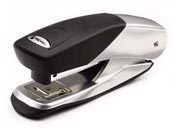 acco Cucitrice da tavolo Matador ARGENTO / NERO. Resistente struttura interamente in metallo pressofuso. Cuce anche a punto aperto. Accetta punti n.56 (26/6) o n.16 (24/6). Levapunti incorporato. 97-06 GBC2100003