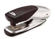 acco Cucitrice da tavolo Matador ARGENTO / BLU. Resistente struttura interamente in metallo pressofuso. Cuce anche a punto aperto. Accetta punti n.56 (26/6) o n.16 (24/6). Levapunti incorporato. 97-06 GBC2100951