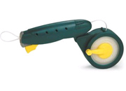 gbc Fascettatrice ClutcherOne EasyBundle YS-900 multiuso realizzato in Duretan (policarbonato antiurto). Viene fornita con installate 1 bobina da 10 metri, un riavvolgitore, 1 lama, 1 caricatore da 20 clip ITE0050