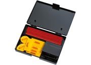 gbc Set per 7timbri FaiDaTe Composto da: 1 cuscinetto inchiostrato, 1 impugnatura, 1 pinzetta, 7 piastrine portatimbri in misure assortite, 405 caratteri altezza 4 mm. Consente di produrre autonomamente 7 timbri LEBS100