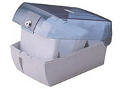 gbc Disk Bank. Porta CD-DVD Pu contenere 15 cd con la custodia rigida o 100 cd nelle 50 buste bifacciali comprese nella confezione. Disegno ergonomico. Coperchio trasparente fum dotato di serratura con chiave. Base realizzata in plastica massiccia. 2 divisori regolabili. NIJ3005