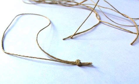 legatoria fili sicurezza spago canapa, cm 20-40 per attaccare etichette formato americano. lunghezza steso cm 40, annodato cm 20. Diametro 1 mm. Forniti stesi.