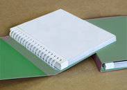 gbc Copertina avvolgente, in cartoncino telato, per spirale da 16 mm VERDI.  Per spirale plastica o metallica, Formato: A4.  21 anelli. Spessore : 16mm. Capacit�: 145 fogli. La spirale � visibile solo all�interno della legatura. All�esterno � coperta dalla copertina avvolgente. La praticit� della spirale, l�eleganza di una copertina avvolgente.