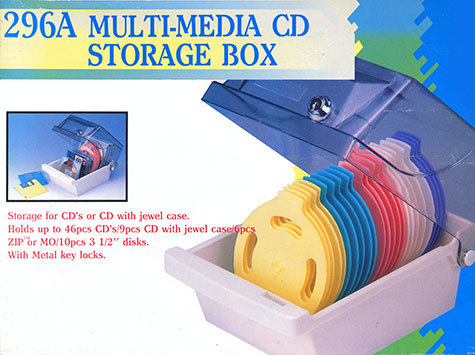 gbc Multimedia CD Storage Box. Porta CD-DVD Pu contenere al massimo 46 cd, 9 cd con custodia rigida, 6 CD Zip o 10 floppy disk. Coperchio trasparente fum dotato di serratura con chiave. Contiene 23 divisori in colori vari regolabili..