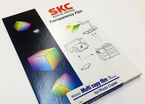 gbc Lucidi proiezione SKC PC12-C1 Laser SENZA BANDA. Film in poliestere trattato per fotocopiatura in automatico e per stampa laser. Alimentazione da cassetto. Formato A4. Spessore 110micron. Per fotocopiatrici in bianco e nero. SKCPC12C1