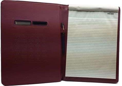 gbc Portablocco A4 con calcolatrice integrata in similpelle bord. Dimensioni: 24x32 cm..