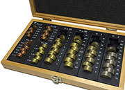 gbc Cassetta porta monete euro, legno verniciato composta da due valve apribili e separabili. Permette di contare e ordinare rapidamente le monete, garantendo un notevole risparmio di tempo. Con 8 colonne per tutti i tagli con indicazione dell'importo contenuto. Contiene 319 monete (201,4�) CAIset1