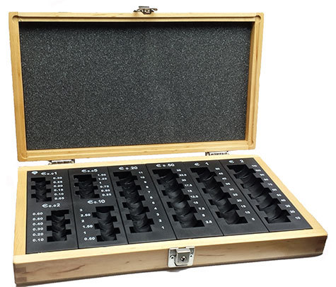 gbc Cassetta porta monete euro, legno verniciato composta da due valve apribili e separabili. Permette di contare e ordinare rapidamente le monete, garantendo un notevole risparmio di tempo. Con 8 colonne per tutti i tagli con indicazione dell'importo contenuto. Contiene 319 monete (201,4�).