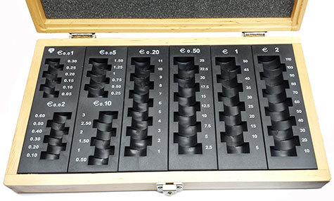 gbc Cassetta porta monete euro, legno verniciato composta da due valve apribili e separabili. Permette di contare e ordinare rapidamente le monete, garantendo un notevole risparmio di tempo. Con 8 colonne per tutti i tagli con indicazione dell'importo contenuto. Contiene 319 monete (201,4�).