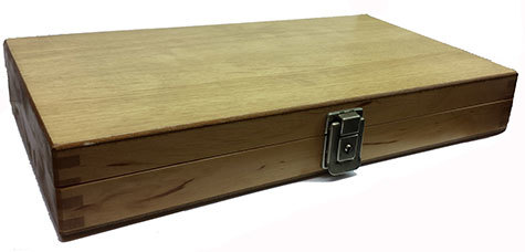 gbc Cassetta porta monete euro, legno verniciato composta da due valve apribili e separabili. Permette di contare e ordinare rapidamente le monete, garantendo un notevole risparmio di tempo. Con 8 colonne per tutti i tagli con indicazione dell'importo contenuto. Contiene 319 monete (201,4�).