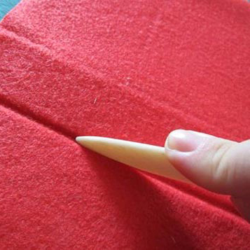 legatoria Pieghetta TEFLON, 260mm, 1puntaAcuminata, 1puntaArrotondata scolpita artigianalmente a mano, larghezza 28mm, spessore 3-6mm, l’attrezzo indispensabile al legatore per ogni operazione di piegatura e per formare il canaletto.