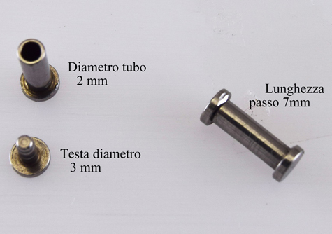 legatoria Rivetto in ottone tornito massiccio, tubetto + testa per fori diametro 2mm, altezza 7mm. testa diametro 3mm, altezza utile tra le due teste 7mm.