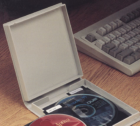 gbc Scatola rigida infrangibile per proteggere 5 CD o DVD. 14382 Dotata di 5 buste porta CD con linguelle per l'etichettatura ed etichette. Prodotto originale americano. MADE IN USA.