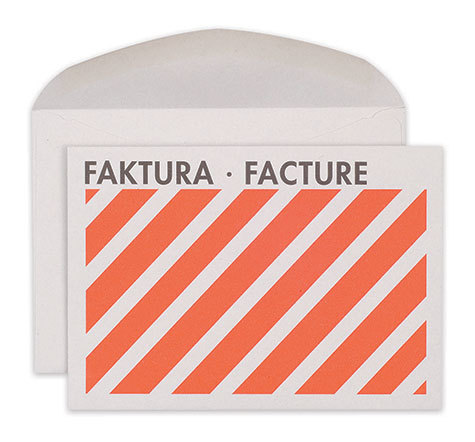 carta Busta 162x114mm, per fatture, 80gr-mq GRIGIO, con stampa esterna rosso-nero, non internografata, altezza pattella 41mm, chiusura GOMMATA, senza finiestra. Prodotto originale Svizzero. MADE IN SWITZERLAND.