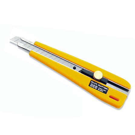gbc Cutter Olfa 300 Extra-Strong, consigliato per il taglio di cartoncini, fogli di plastica, fai da te, etc. Lunghezza: 125mm, altezza lama: 9mm. Compatibile con lame di ricambio: AB, ABS, ABB. Prodotto originale giapponese, MADE IN JAPAN.