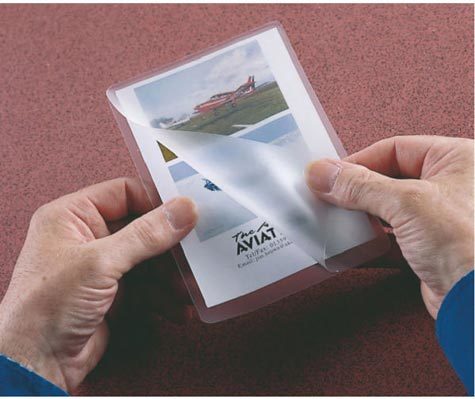 gbc pouches 80x111mm 80micron (A7), lucide, per cartoncini mm 74x105, 80 micron per lato. Ex codice Esselte 338150.