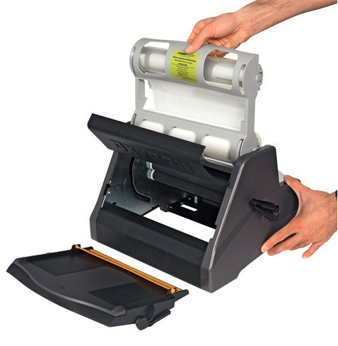 gbc 23626, 1latoPLASTIFICAZIONE, 1latoADESIVOriposizionabile, Xyron1255 0 Ex codice LAT1256-100. 31cm x 30metri. Spessore plastificazione 63 micron, Plastificazione da un lato, adesivo riposizionabile dall�altro. In cartucce Xyron, larghezza 31cm, lunghezza 30 metri, marchio XYRON.