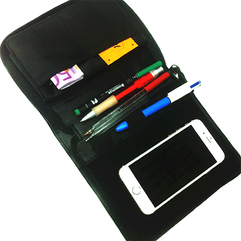 gbc 25176, Porta smart phone-notepad in eco-pelle NERO. Con 6 scoparti per carte di credito, 3 portapenne, portadocumenti, bollini autoadesivi in velcro per fissare il telefomo. Marchio ESSELTE.