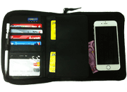 gbc 25176, Porta smart phone-notepad in eco-pelle NERO. Con 6 scoparti per carte di credito, 3 portapenne, portadocumenti, bollini autoadesivi in velcro per fissare il telefomo. Marchio ESSELTE.
