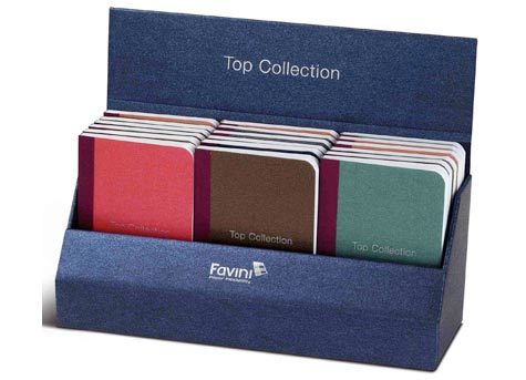 carta POCKET Top Collection, formato 8x11,4cm, Espositore. Pocket Top Collection. Grintoso e versatile quadernetto tascabile, ideale per ogni occasione. Comodo da borsetta e sfizioso da regalo. Majestic Favini impreziosisce la copertina, la rilegatura in tessuto regala un tocco di classe..