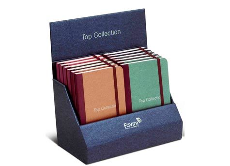 carta TRAVEL Top Collection. Formato 9x13,7cm, con elastico Un immancabile compagno di viaggio per catturare pensieri, immagini ed emozioni In piena libert� e con un pizzico di eleganza. Copertina metallizzata Majestic Favini, rilegatura in pregiato tessuto, angoli arrotondati ed elastico di chiusura..