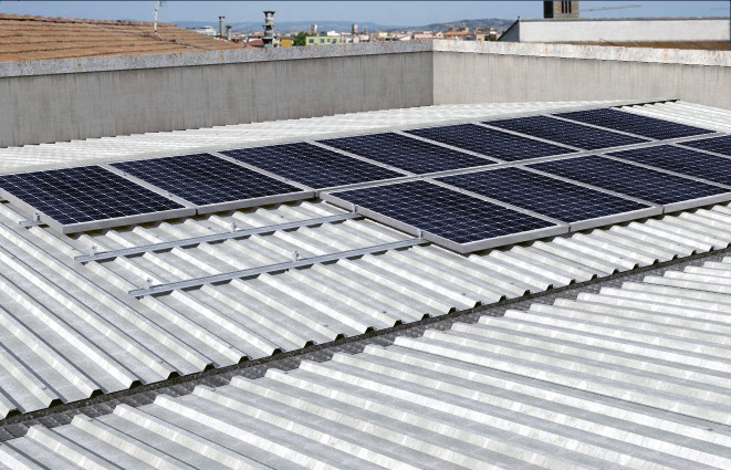 fischer Profilo Solar-Flat 4,45 m (1 Pz.) Il profilo in alluminio per installazioni fotovoltaiche su coperture industriali con fissaggio ortogonale alla lamiera grecata.