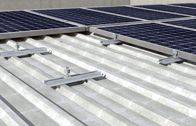 fischer Profilo Solar-Flat 4,45 m (1 Pz.) Il profilo in alluminio per installazioni fotovoltaiche su coperture industriali con fissaggio ortogonale alla lamiera grecata.
