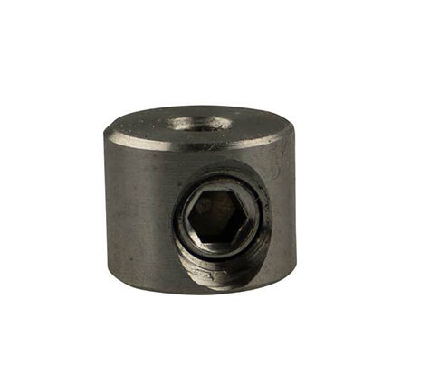 legatoria Fermo cilindrico inossidabile INOX morsetto INOX  AISI 316, per montare ripiani e mobili sospesi. Adatto a cavi diametro 4mm. Fissaggio con grani esagonali filettati da 12mm. Diametro esterno 12mm. Il montaggio avviene infilando il perno dalla fine del cavo..