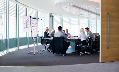 gbc Lavagna portablocco Piranha mobile 95x70cm, con ruote pu essere utilizzato anche come lavagna magnetica cancellabile a secco, include una vaschetta per i pennarelli, un morsetto che ruota verso l`alto per cambiare i blocchi e ganci regolabili per blocchi che lo rendono adatto alla maggior parte dei formati.