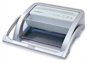 gbc Rilegatrice ClickMaster per spirali ClickBind Rilegatrice che utilizza lesclusivo sistema di rilegatura ClickBind. E una macchina robusta e moderna, permette di perforare con passo 3:1 fino a 20 fogli per volta. E dotata di meccanismo per lallineamento del foglio e la scelta del dorso..