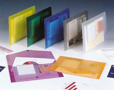 acco Busta con bottone Carry Disc Folder, Pull King Mec A4 00111316. Colori ASSORTITI (trasparente, fum, rosso, azzurro, giallo, verde, arancio, viola). In Polipropilene (PPL) brillante. Formato esterno 24,7x36cm, formato utile 24,5x34,5. Dotata di tasche per contenere CD, Floppy Disc, etc. In polipropilene. Chiusura con bottone a pressione. 29-08.