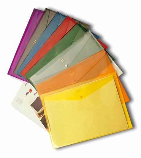 acco Busta con bottone Carry Disc Folder, Pull King Mec A4 00111316. Colori ASSORTITI (trasparente, fumè, rosso, azzurro, giallo, verde, arancio, viola). In Polipropilene (PPL) brillante. Formato esterno 24,7x36cm, formato utile 24,5x34,5. Dotata di tasche per contenere CD, Floppy Disc, etc. In polipropilene. Chiusura con bottone a pressione. 29-08.