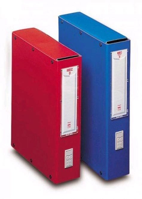 acco Scatola archivio Mec 0 BLU. Formato esterno: 25x33cm, formato: utile 23x32cm. Portaetichette in plastica trasparente con etichette intercambiabili. Struttura in fibrone colorato da mm 1,1. Linguella di estrazione a scomparsa. Chiusura con bottoni a pressione. 33-06.