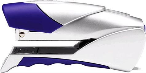 acco Cucitrice a pinza e da tavola, GAZELLE SILVER-BLU. Gazelle di Rexel cuce 20 fogli con punti n.56 (26-6) o 25 fogli con punti n.16 (24-6). Robusto corpo in metallo. Carica 80 punti. Prodondit di cucitura 5cm. Punto chiuso e punto aperto. Levapunti incorporato.