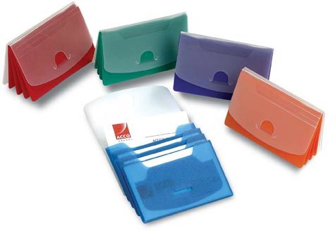 acco Portabiglietti, tessere 4 tasche COLORFUL Confezione assortita:5 colori: rosso, blu, verde, arancione, viola. Dotato di 4 ampie tasche interne per la conservazione e suddivisione dei biglietti da visita e delle credit card. 31-08.