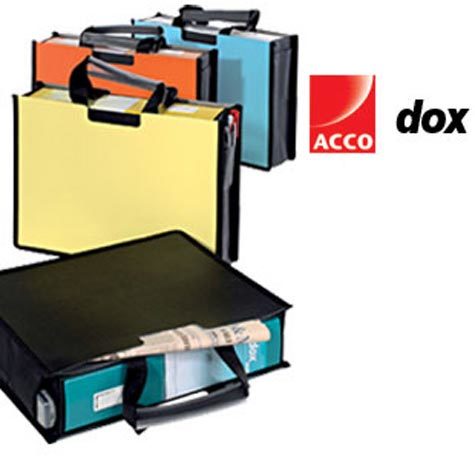 acco Carry Dox praticissima borsa, con maniglie rinforzate, dalla linea sobria, essenziale e grintosa. Realizzata in cuoio rigenerato, pu contenere nella tasca centrale un Dox o qualsiasi altro oggetto. Dotata di 2 comparti laterali, ideali per contenere riviste, cartelline ecc... e di una tasca portaoggetti o portacellulare. Dorso espandibile, fornita in colori assortiti (nero, arancio, giallo e turchese).Dimensioni esterne: cm 30,5 x 38 x 10,5. Formato utile: 30x36x10cm. .