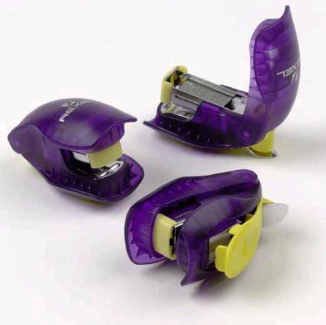 acco Mini Cucitrice tascabile BEASTIE, con levapunti incorporato.  Beastie di Rexel � una minicucitrice tascabile. I colori semitrasparenti e il levapunti incorporato ne fanno uno strumento davvero speciale. Beastie cuce fino a 10 fogli con punti n.56 (26-6) o n.16 (24-6). 52-09L.
