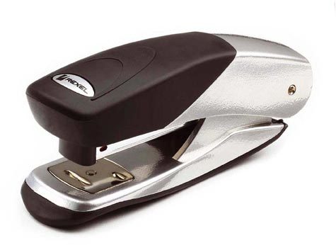 acco Cucitrice da tavolo Matador ARGENTO - BLU. Resistente struttura interamente in metallo pressofuso. Cuce anche a punto aperto. Accetta punti n.56 (26-6) o n.16 (24-6). Levapunti incorporato. 97-06.