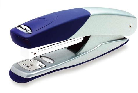 acco Cucitrice Rexel TORADOR ARGENTO-BLU. Resistente struttura interamente in metallo pressofuso. Levapunti incorporato. Targhetta portanome per la personalizzazione. Cuce anche a punto aperto. Accetta punti n.56 (26-6) o n.16 (24-6). Imboccatura 70mm. 97-06.