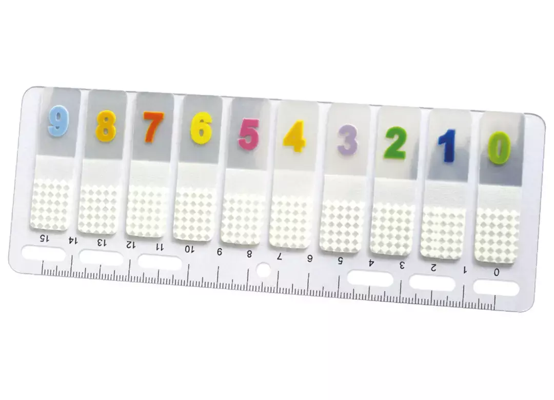 gbc Righello archiviabile 100segnapagina 0-9 PageMarker. Righello rigido in plexiglass con 10 blocchetti da 10 foglietti adesivi assortiti numerici da 0 a 9. Il righello rigido ha la perforazione universale per raccoglitori.  Dimensioni 175 x 65 mm. MADE IN GERMANY.