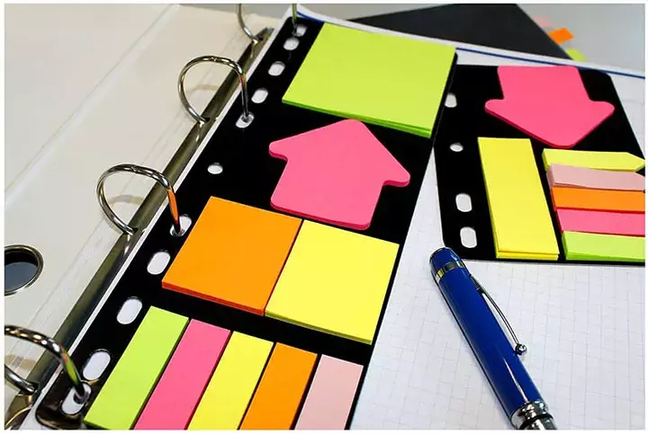 gbc SegnaPagina PageMarker FogliettiAdesivi Assortimento di 7 blocchetti di segnapagina adesivi, montati su supporto in cartoncino rigido a perforazione universale. MADE IN GERMANY.