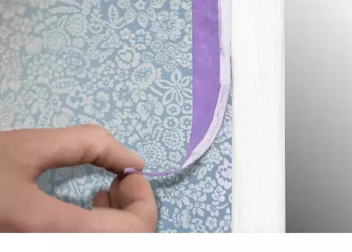 gbc Nastro Adesivo Decorativo FioreStilizzatoBlu, n9 Nastro in carta di riso, Adesivo atossico specifico per bambini a base dacqua. Rimovibile senza lasciare residui, riposizionabile. Disponibile in 35 varianti. Misure: 15mm x 10metri. MADE IN GERMANY.